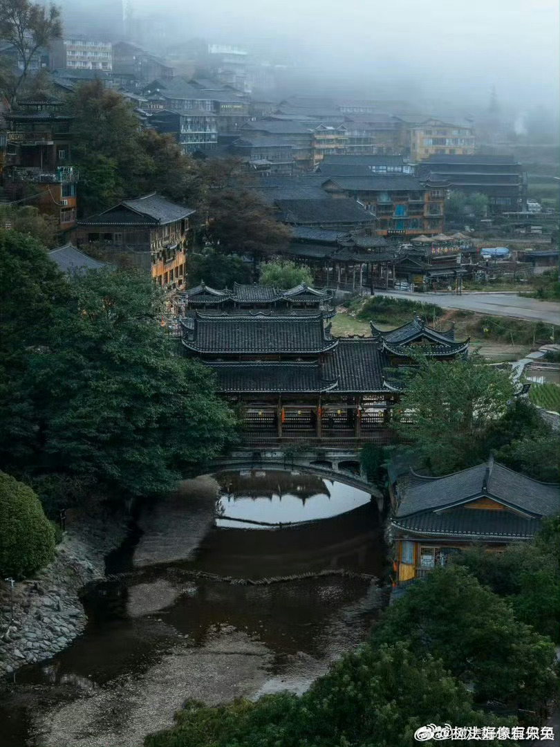 苗寨奶奶等了半辈子才等到一间书房大山隔绝文字数十年，古稀奶奶从未有读书机会。如今