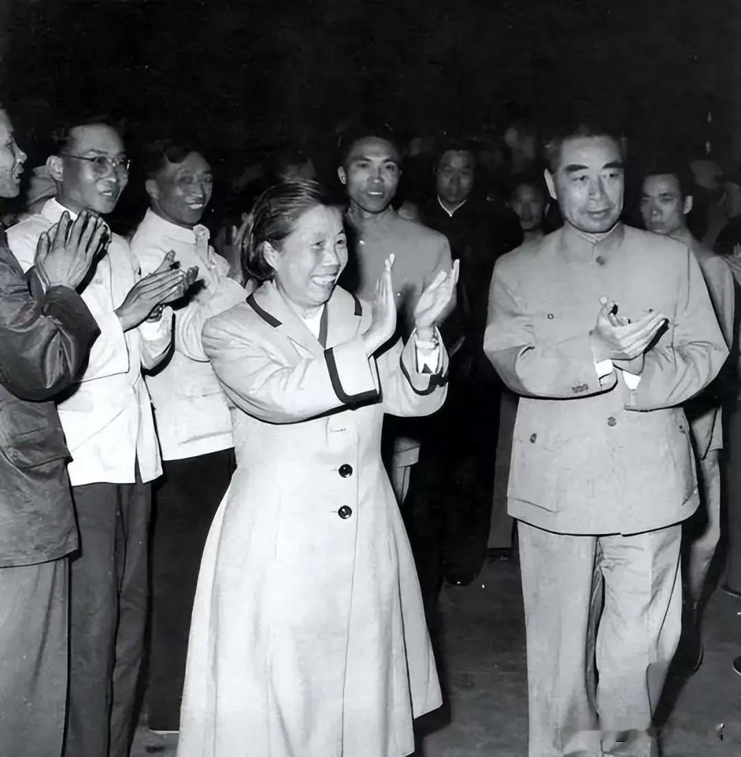 这张珍贵黑白老照片拍摄于1964年五一劳动节，画面右侧为周恩来总理，身旁是邓颖超