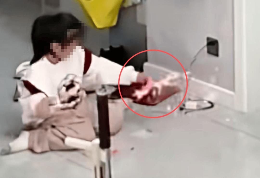 最近很火的儿童手工玩具**拼豆**，最后一步要用小熨斗熨烫定型，没想到暗藏危险！