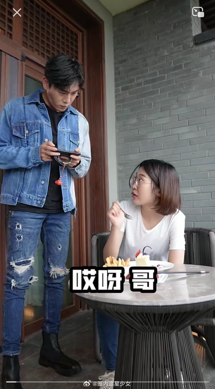 秦昊自找不舒服谁懂啊！秦昊对着队医疯狂递话求休息，队医却精准拆台：“可以走路”，
