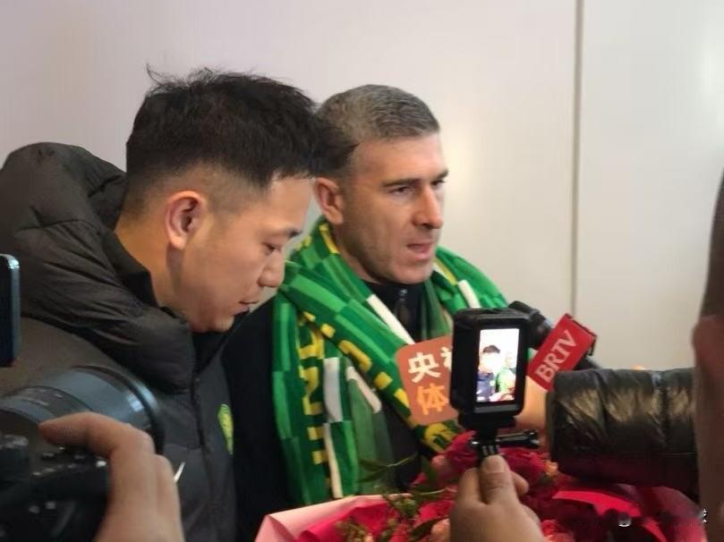 蒙哥马利终于来了…今天下午三点，国安队新任主教练蒙哥马利顺利抵达北京大兴机场，在
