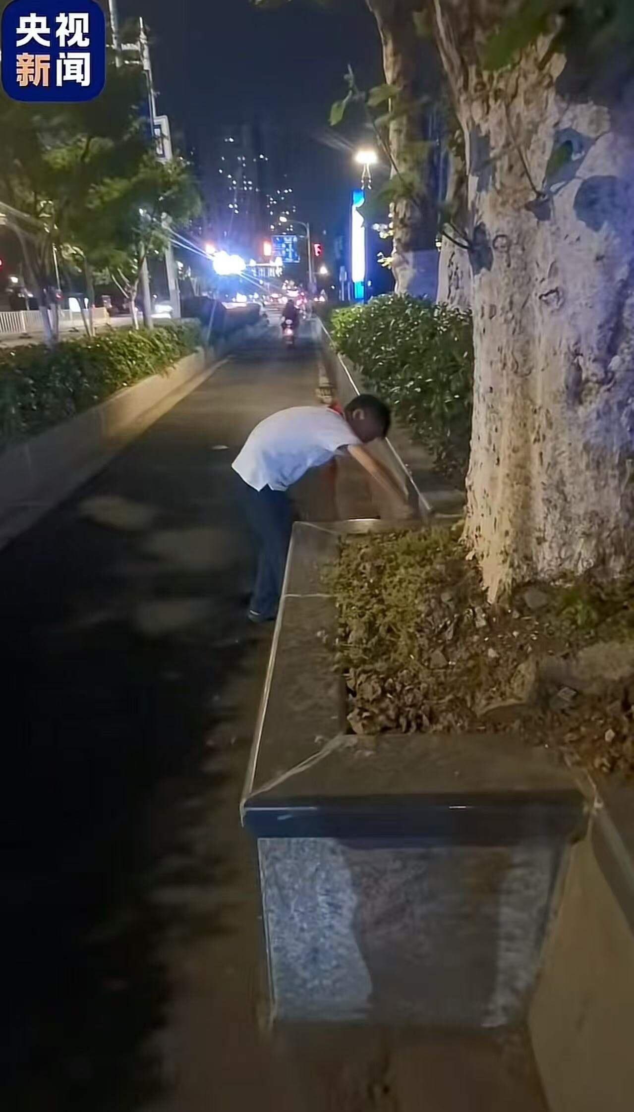 一个孩子让多少人汗颜？南京，一小学生发现路上绿化带石墩凸出来，担心天黑有车看不清