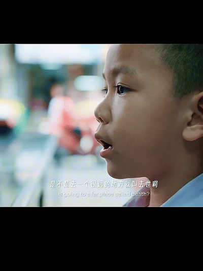 孩子不懂离别只是想买一部纸手机明知道是Ai做的，却被这份温柔戳到！"什么叫去世啊