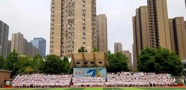 开学那天，操场铺满方阵，抬眼望过去一片蓝绿。
五十个队列，一个队列五十人。
家长