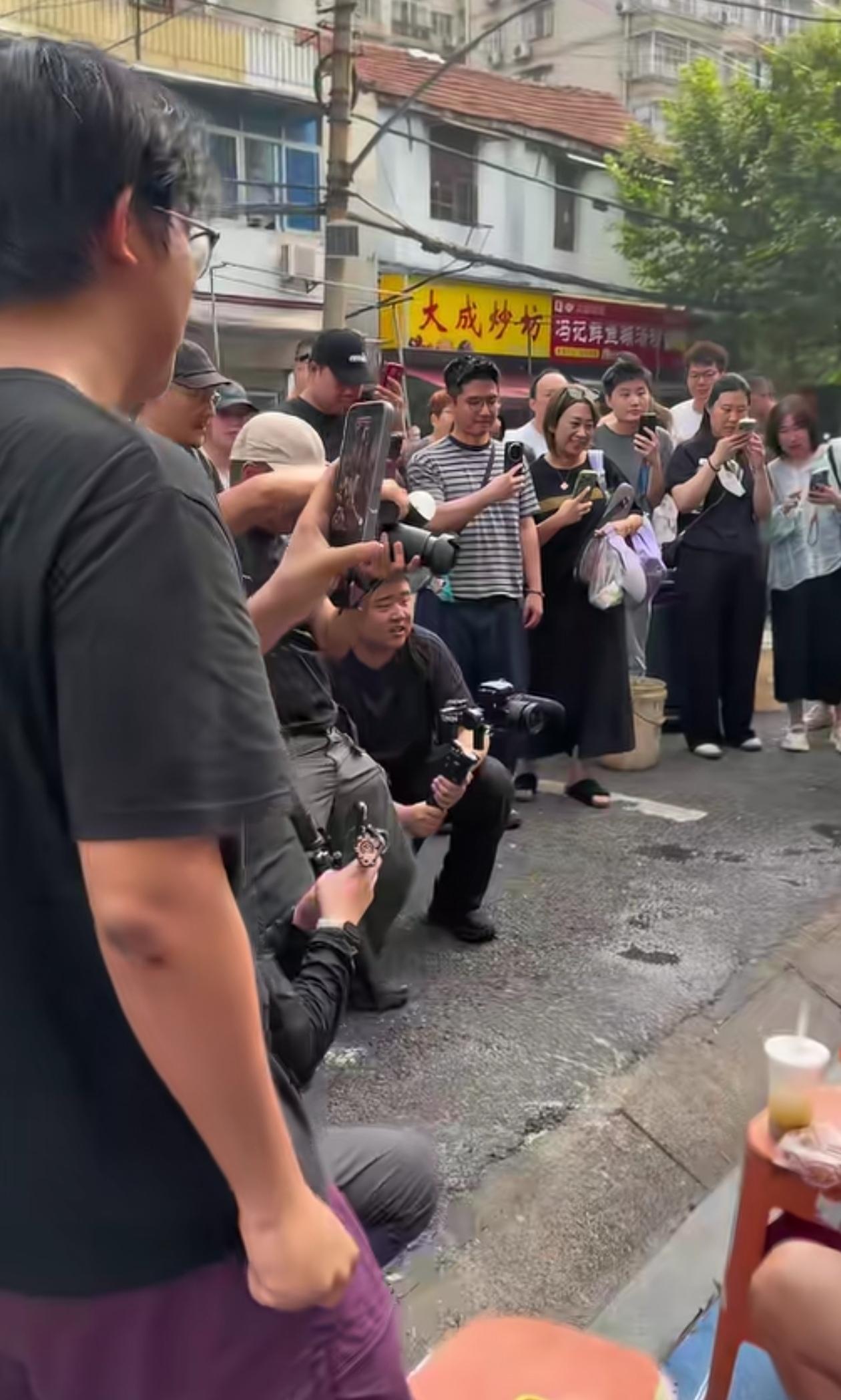 有人曝光了雷总今天吃早餐另一个视角的画面，不得不说，雷总是见过大世面的，换成一般