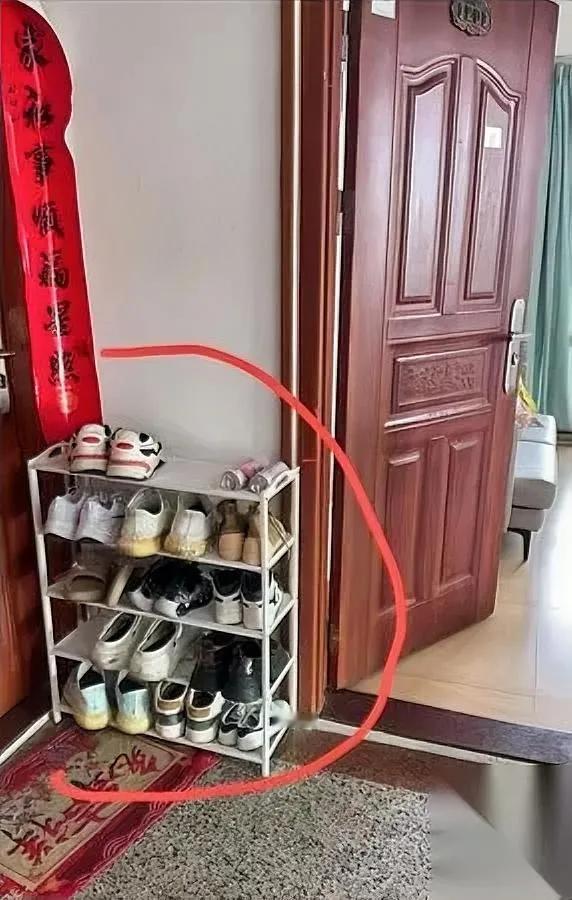 楼道鞋架熏得人头疼？

邻居把鞋架摆楼道，臭得我家窗都不敢开。

我没跟邻居吵，