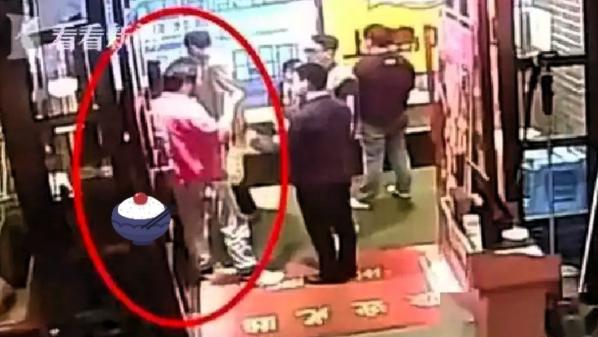 “解气！”上海外滩和平饭店这次的处理方式，看完格外解气。网传有外籍食客在店内消费