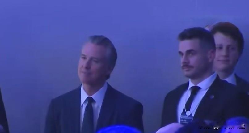 特朗普在达沃斯演讲当着对面加州州长加文·纽森:“我们要帮助加州的人民，我们希望消