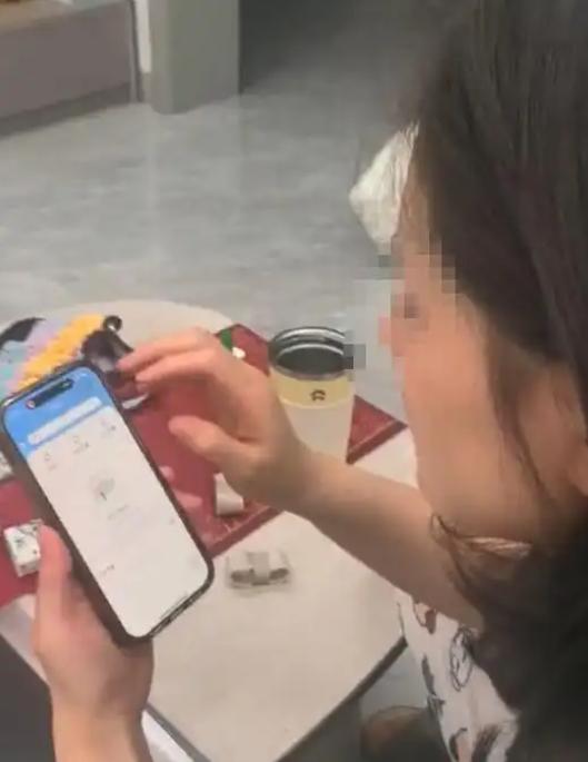 "真的离大谱！"7月2日，安徽一名28岁女子刘女士在申领失业金时被拒，满心疑惑前