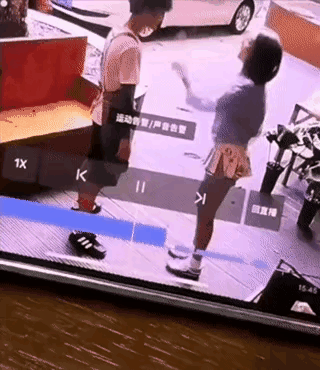 这小伙子脑袋里有反骨，表面上被训的服服帖帖，但是转过身来，就做出这样的动作，虽然