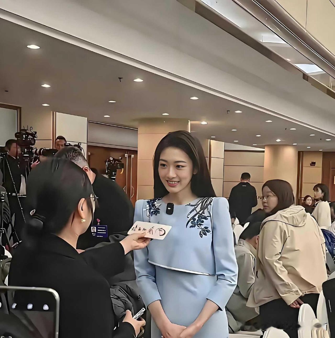 这位女主持人长得好美啊，站在人群里美的发光，颜值比李湘年轻时候高，气质不输马凡舒