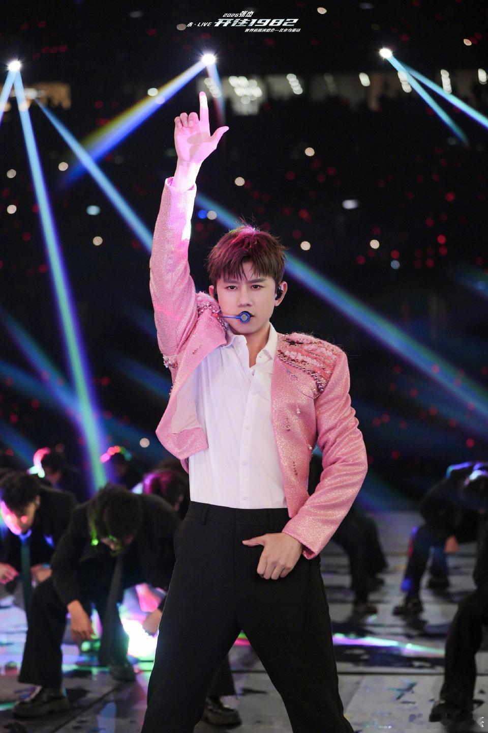 张杰谈第6次在鸟巢开演唱会🎤张杰第六次站上鸟巢开唱，从初登舞台到创下连开纪录，