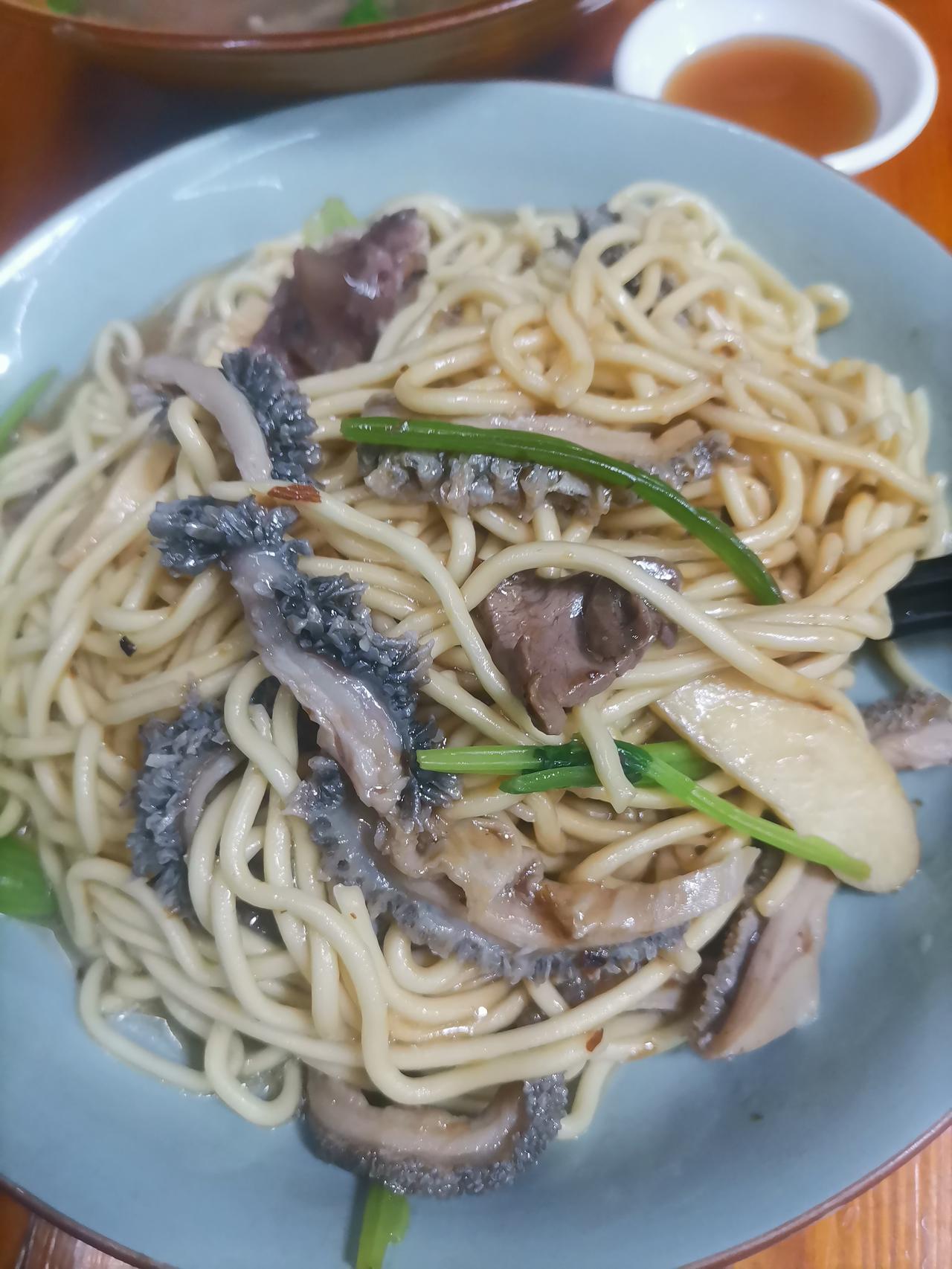 长乐美食牛滑牛杂拌面，这组合简直是味蕾的盛宴！牛滑Q弹有嚼劲，咬下去汤汁四溢，每