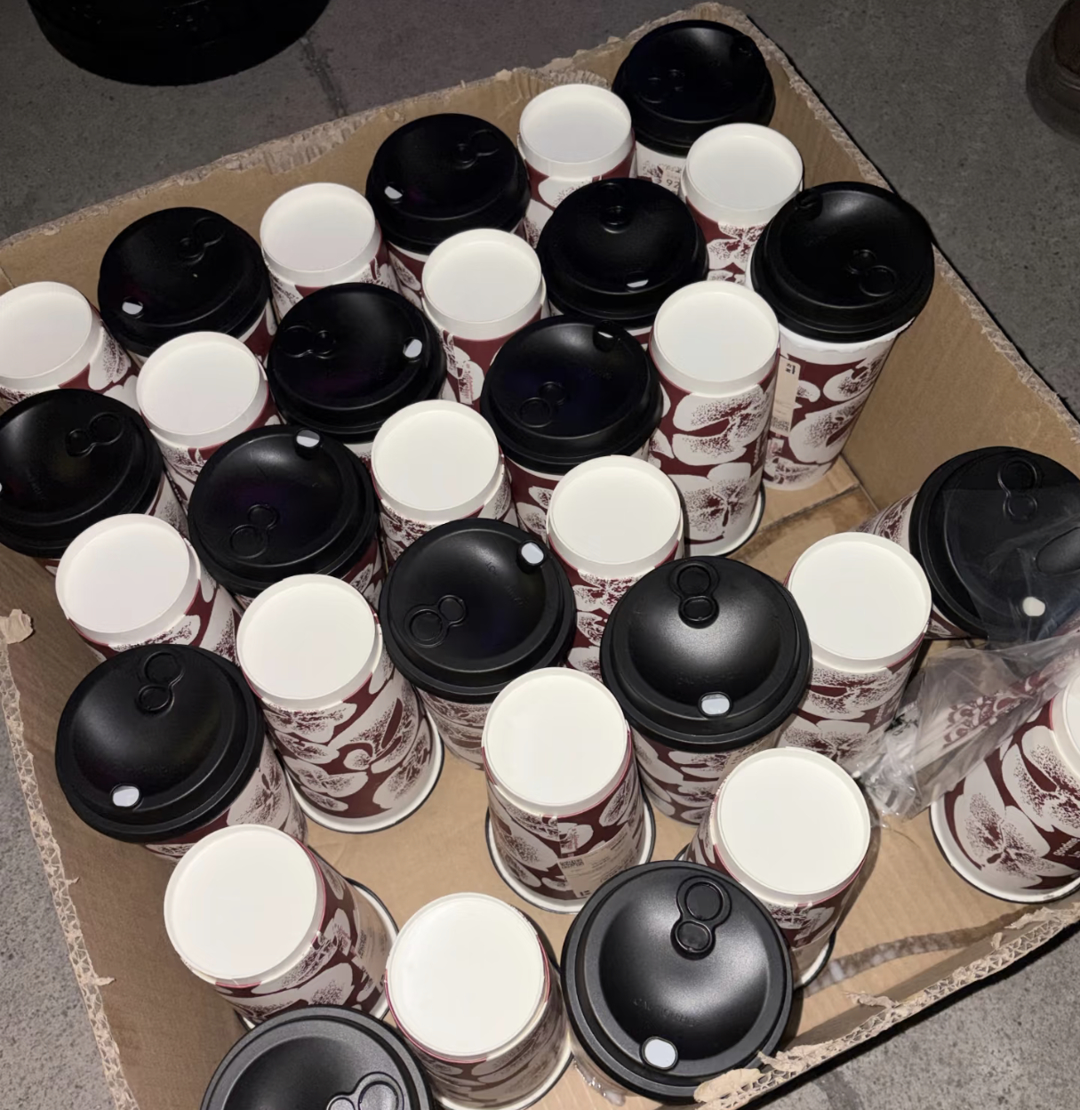 虞书欣逆应援请粉丝喝奶茶啦，天气虽然冷，但是奶茶和小石榴的心是暖暖的