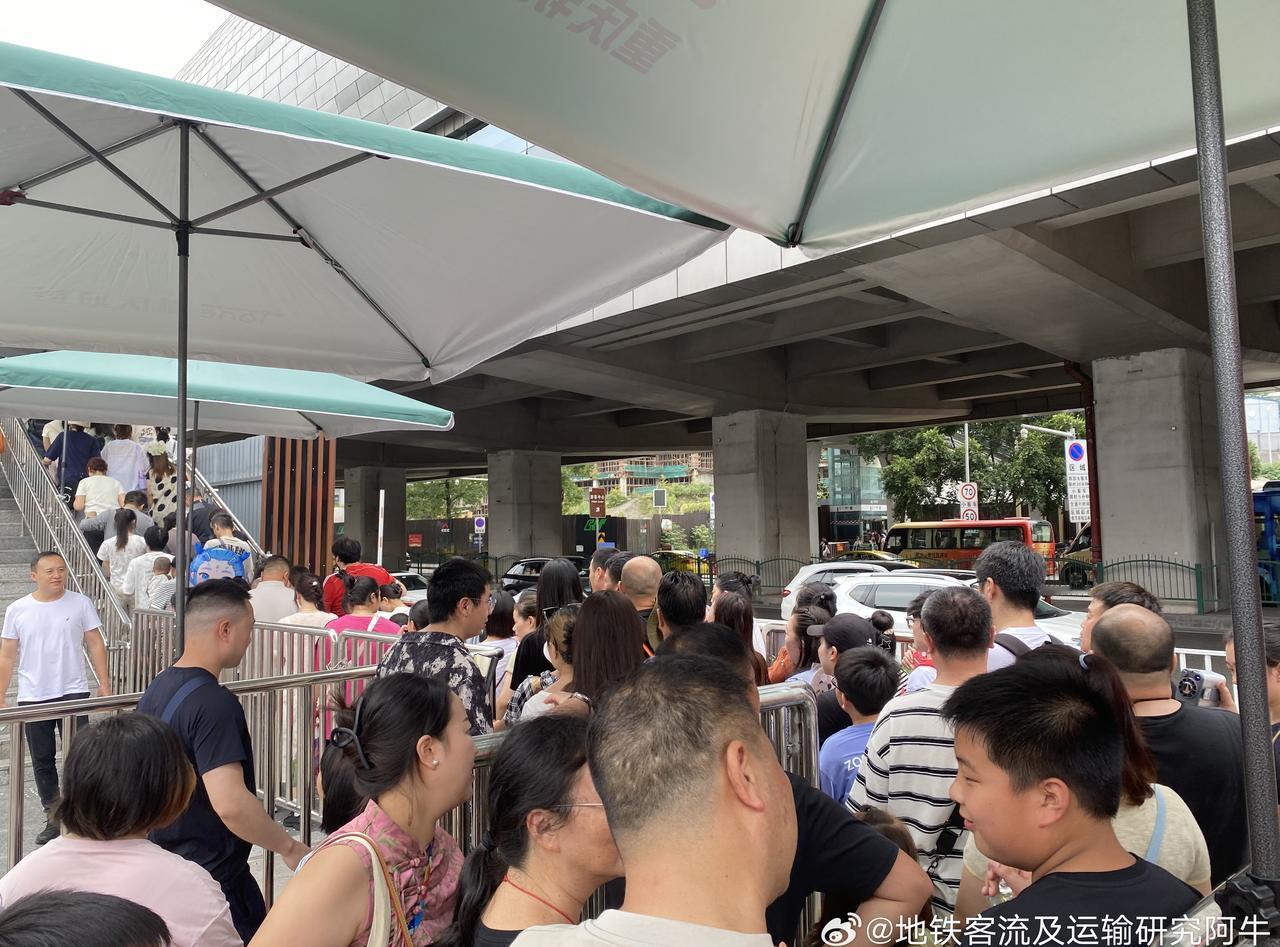 网友：2025年10月02日（周四，国庆假期第二天，阴，26℃）重庆轨道交通下午