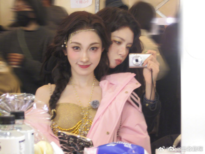 宋妍霏[超话]宋妍霏团二公第一乘风2025异域风情，完美呈现！宋妍霏团的《舞娘》