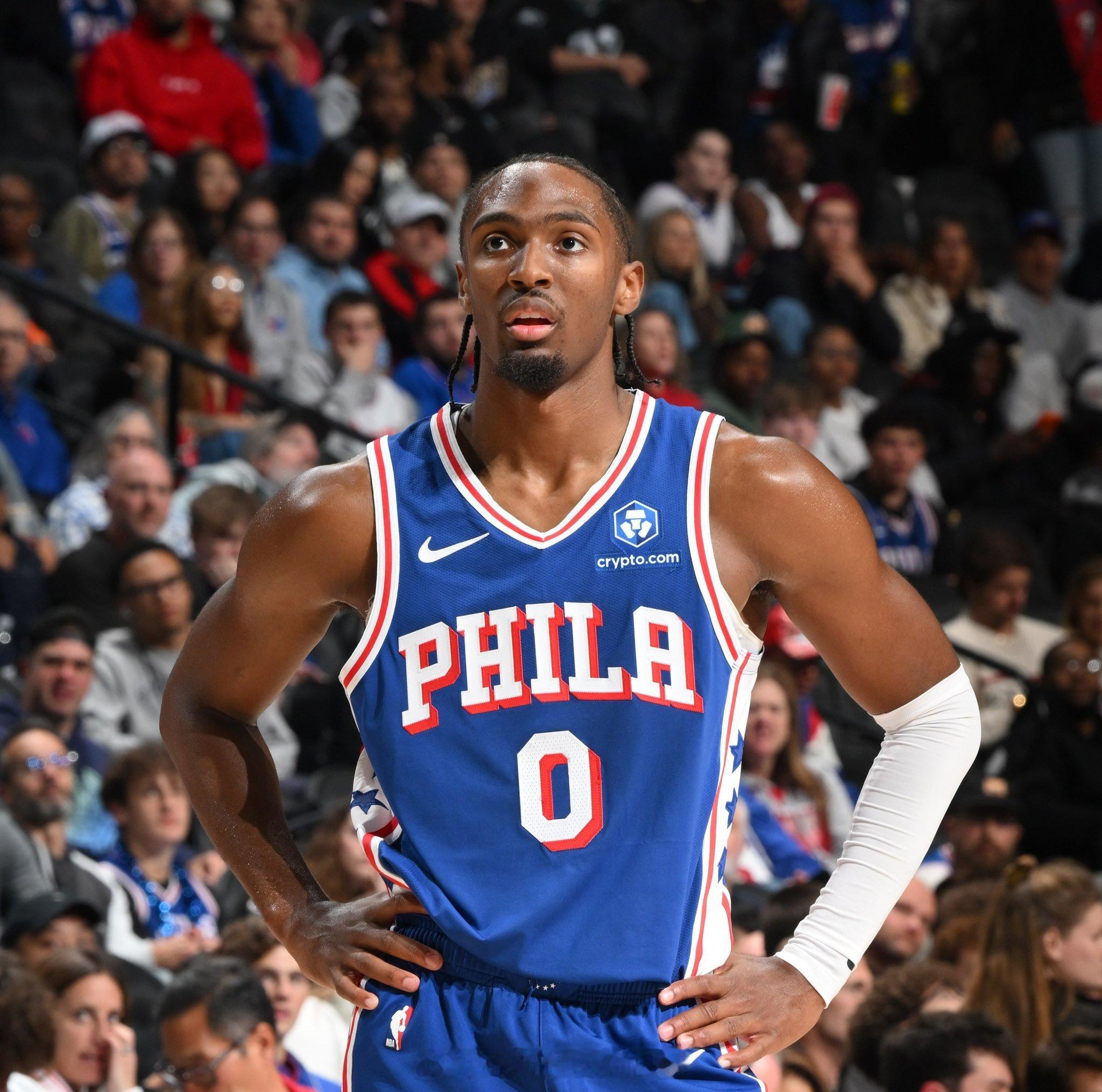 如果马克西在未来三个赛季进入两次NBA最佳阵容，他可能有资格在2028年签下一份