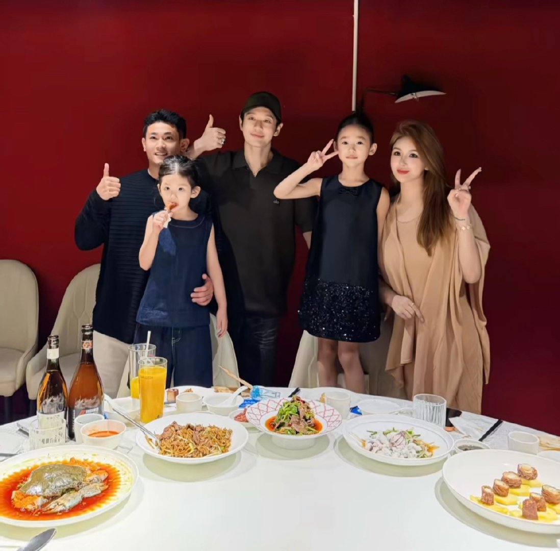 吴迪文静与黄晓明聚餐，静瘦了好多。