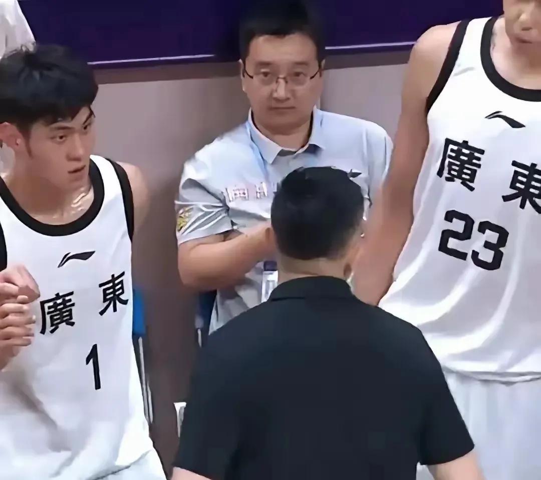 徐昕比赵睿脾气更火爆？支持徐昕，不行就转会，杜锋是赵睿的伯乐，怀有感恩之心，当然
