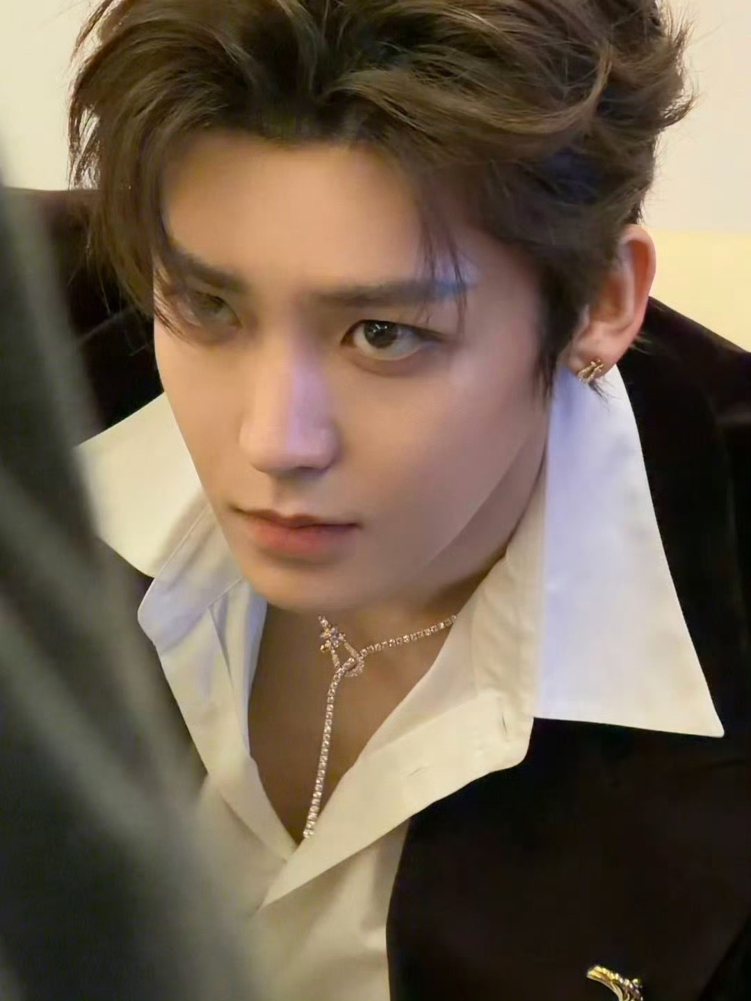 侯明昊 深v蛇骨链侯明昊今天完全是贵公子小猫一出现就让人眼前一亮，不愧是斐登的大