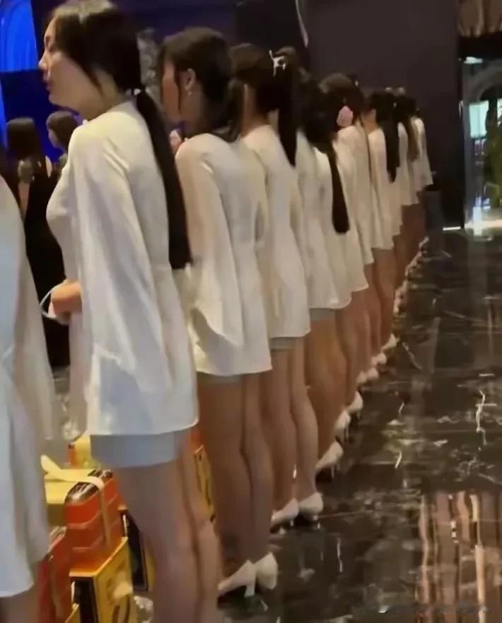 #女人该不该为了钱委屈求全的活着?#

现代社会倡导个体自由与人格尊严，强调每个