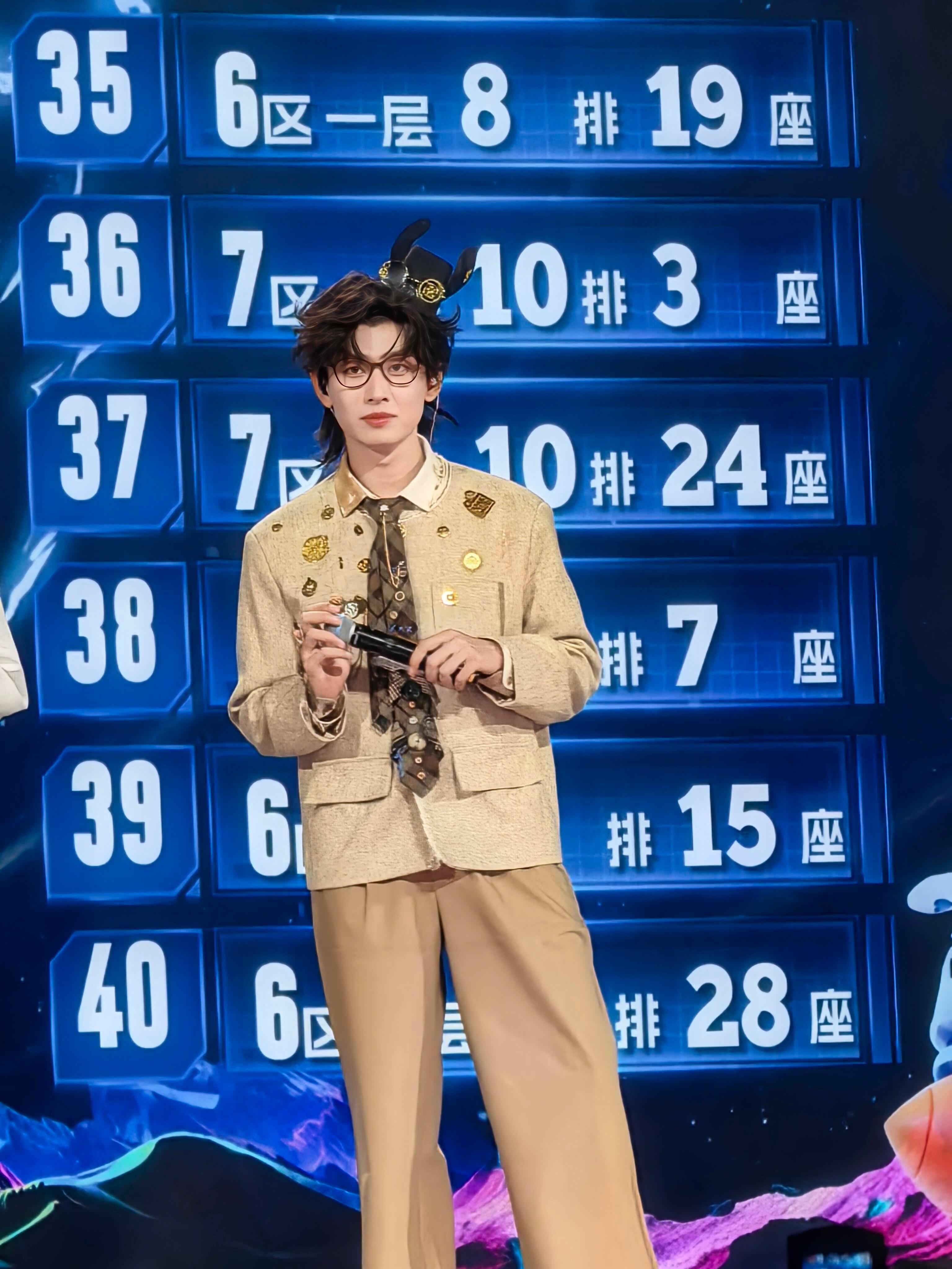 齐思钧新歌也叫喂你好吗 新书刚到手，新歌又要来了。齐思钧这次真不鸽了，搬好小板凳