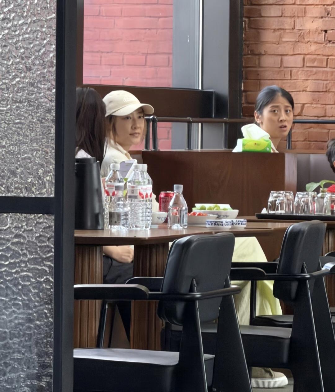 应采儿素颜逛街，带娃，
与朋友喝下午茶，
松弛自在，
穿搭简约休闲，
颜值依旧在