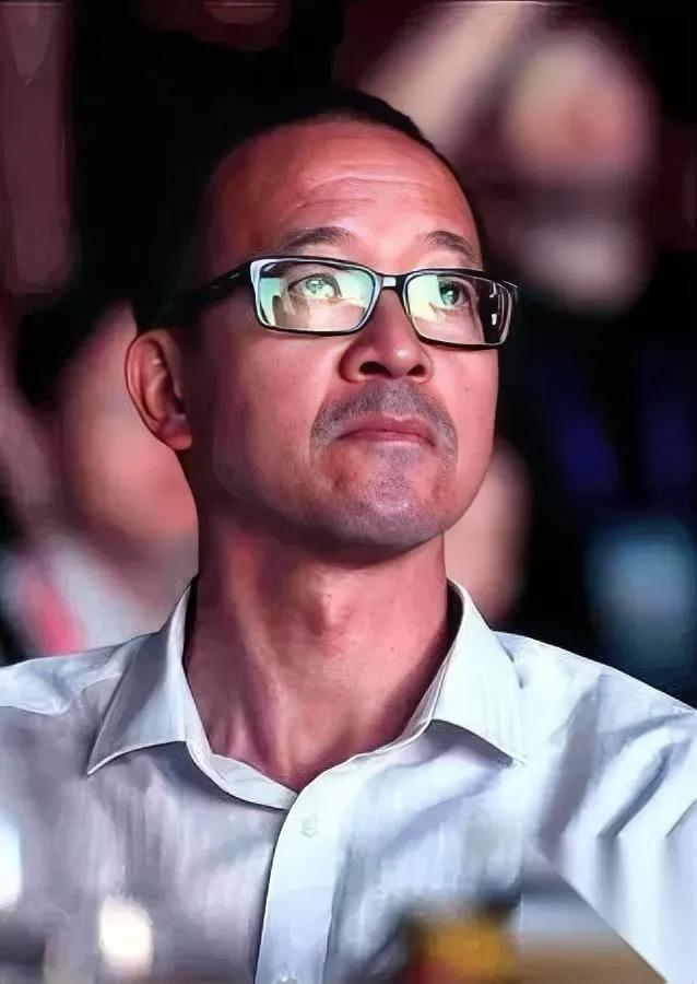 段永平说俞敏洪差口气，现在算彻底懂了。

看他32周年全员信翻车，问题其实就戳破