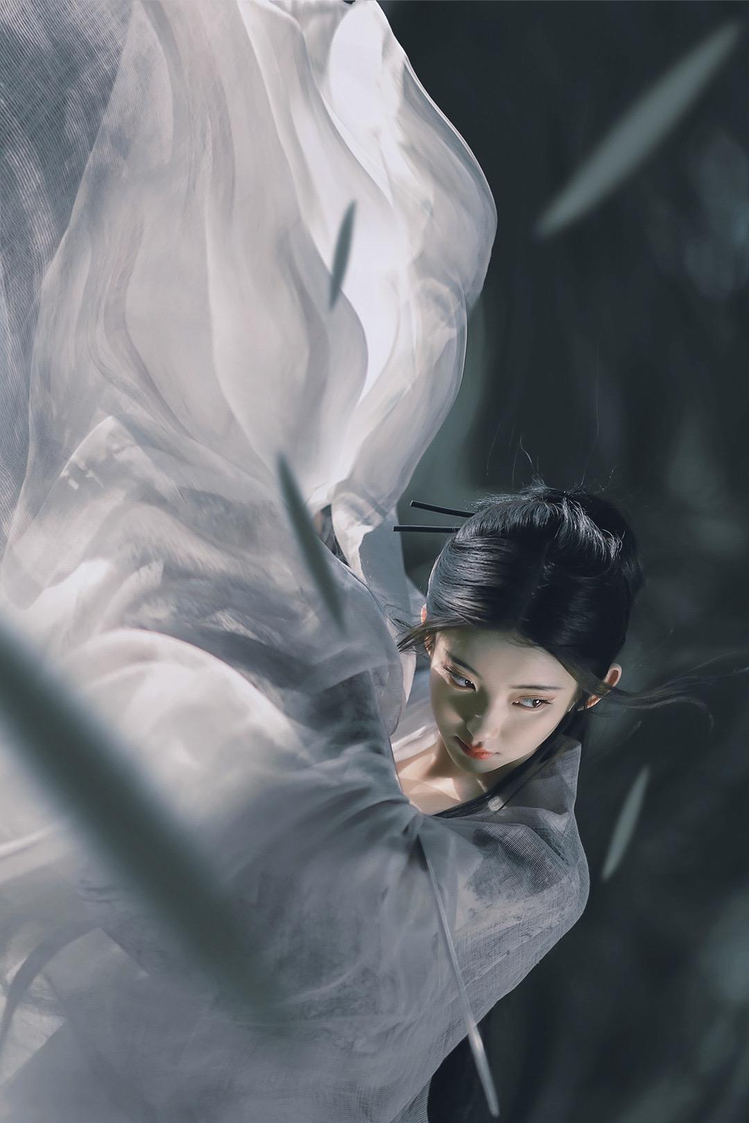 “你们要的《影》电影感调色教程来啰！”美🐰咻咻的中国潮色灼影绿滤镜get住国风氛围！