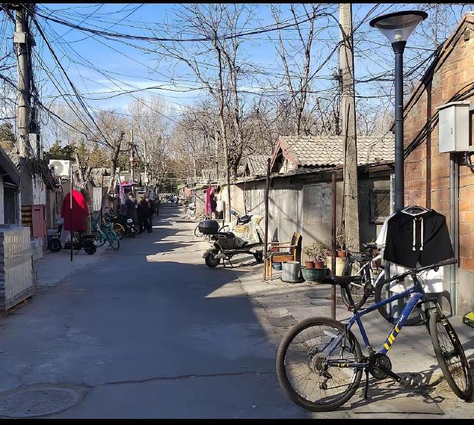 在清华校内，你可能会偶遇一些看似与名校光环格格不入的陈旧小院。

可别误会了，这