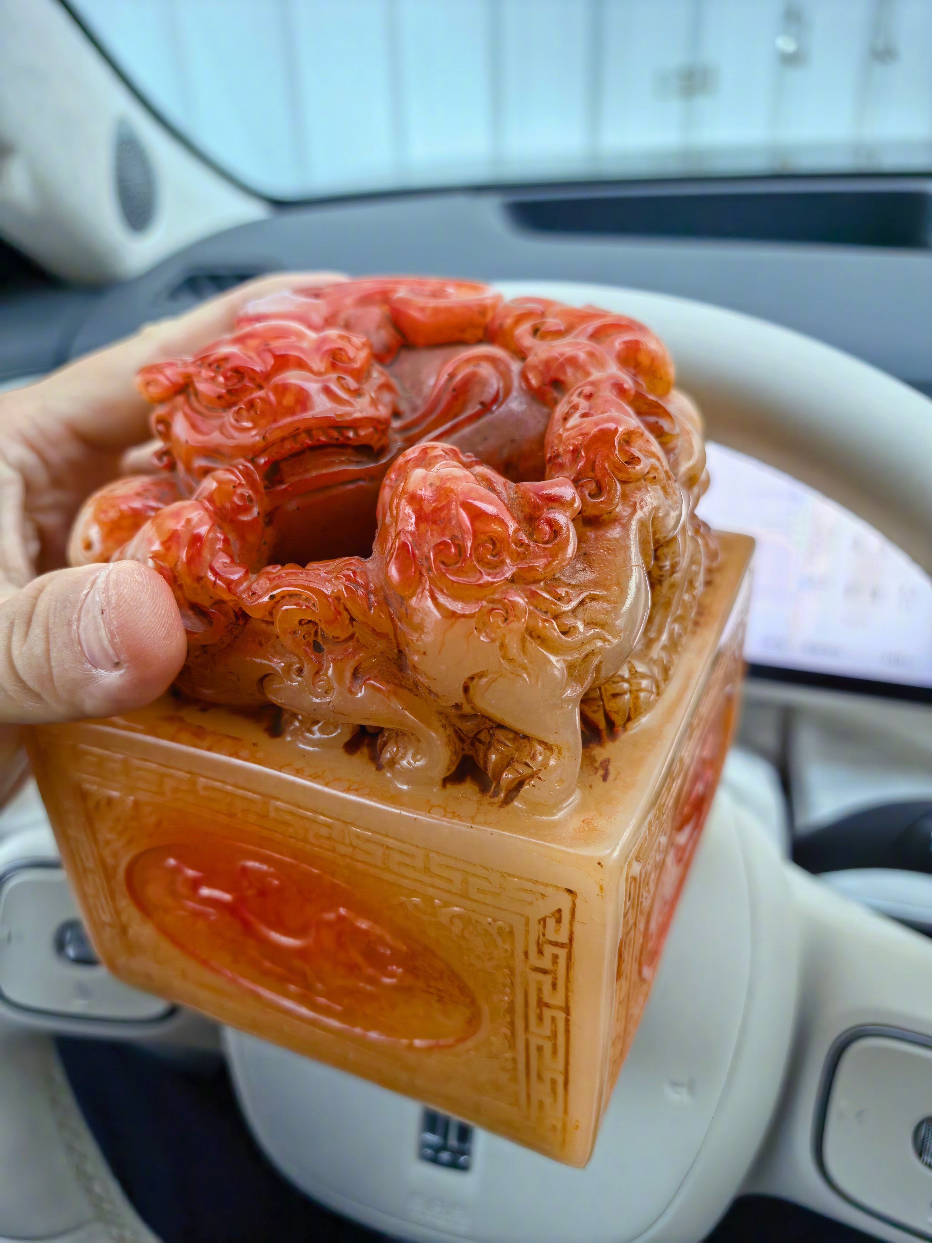 你们对我尊重点！我现在是有玉玺的人。你们觉得我这玉玺多少钱买的？哈哈哈。 