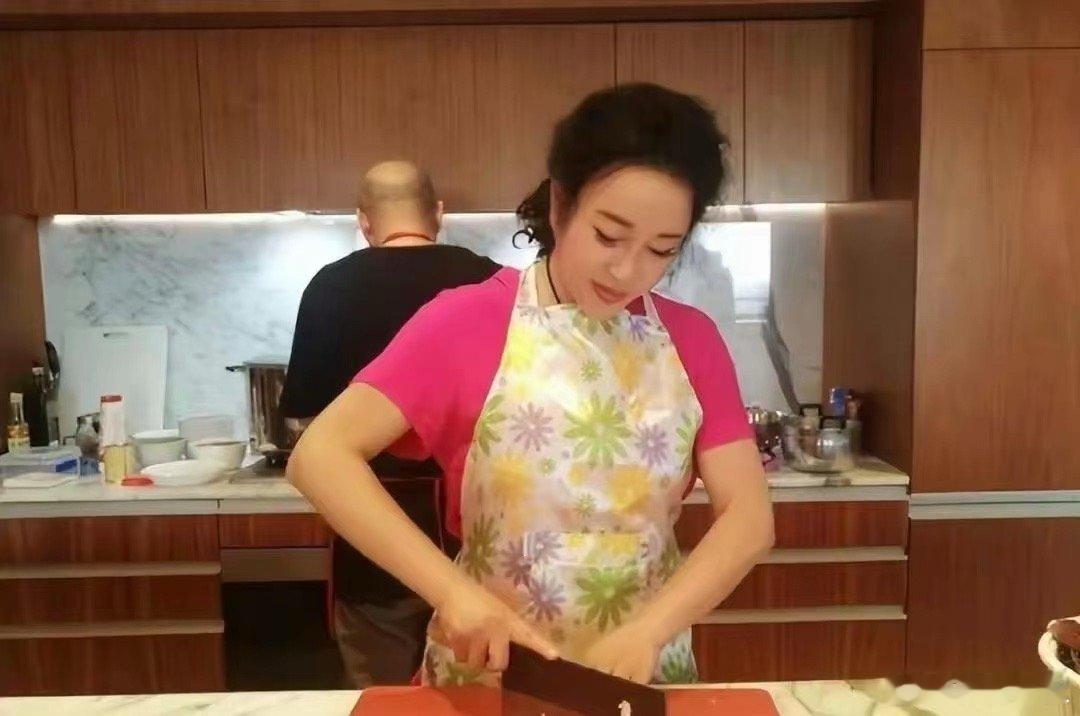 73岁刘晓庆为82岁老公下厨，穿得花枝招展，边做边吃，一点老态也没有，难怪都说刘