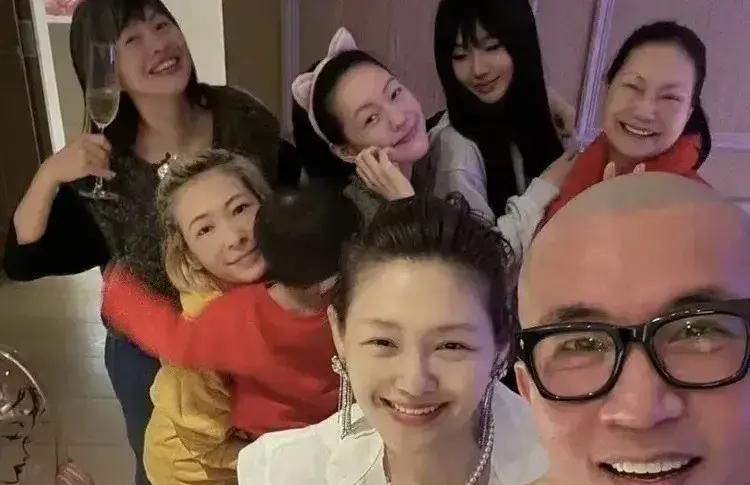 去年那张跨年照，大S还在C位笑到发光
 
今年照片少一个人，空出的椅子像黑洞
 