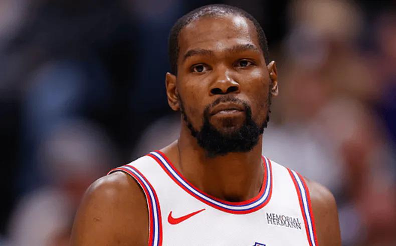 杜兰特这心态绝了，真的，给年轻人，树立了很好的榜样。
被问到，当比赛之中，遇到判