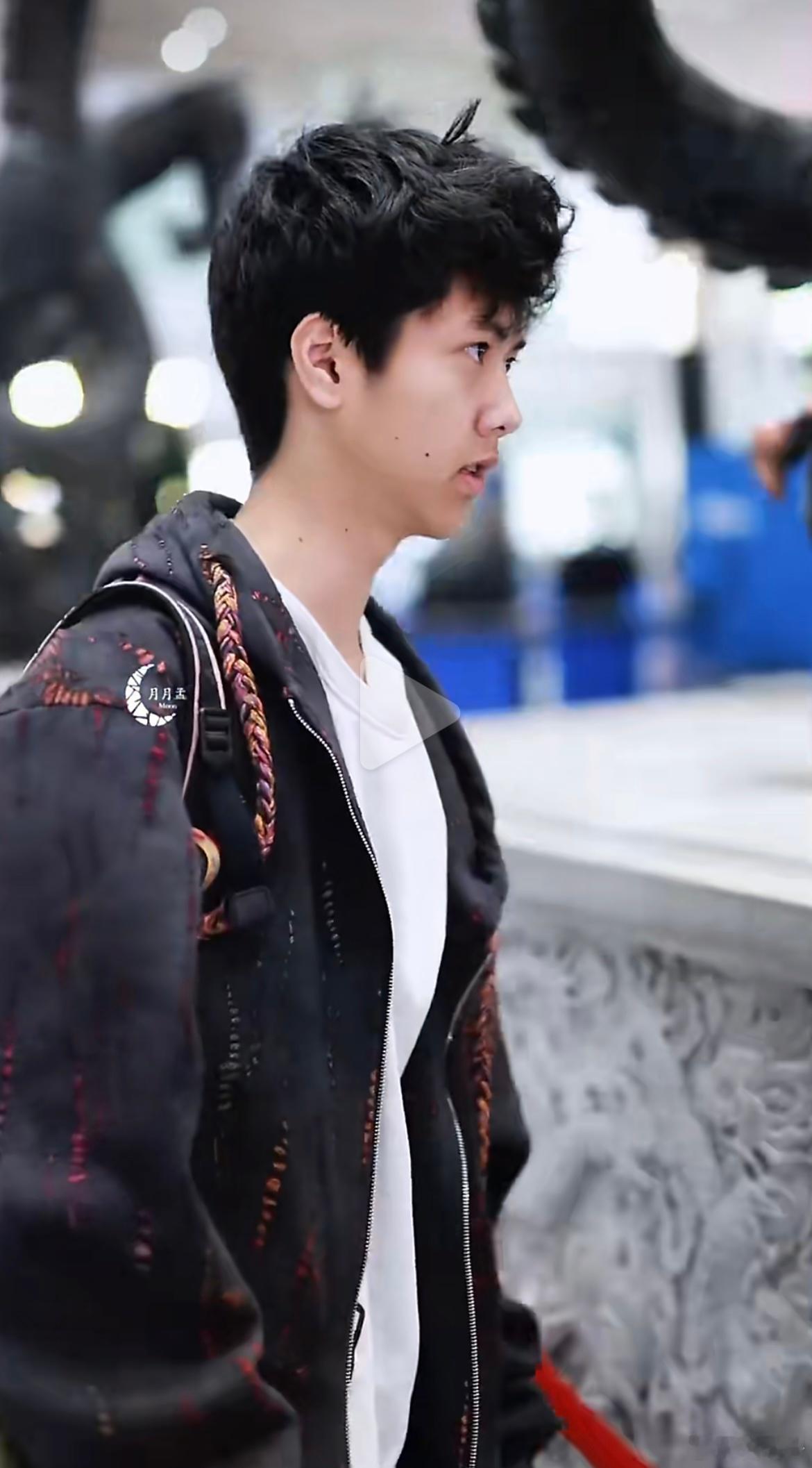 郑钧送15岁儿子出国上学 印象里还是《爸爸回来了》里那个软萌小哭包，一转眼Jag