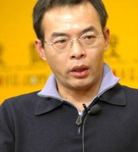 2004年，“天上人间”大老板覃辉开车和一坐着大人物的老轿车相撞，他下车就跟对方