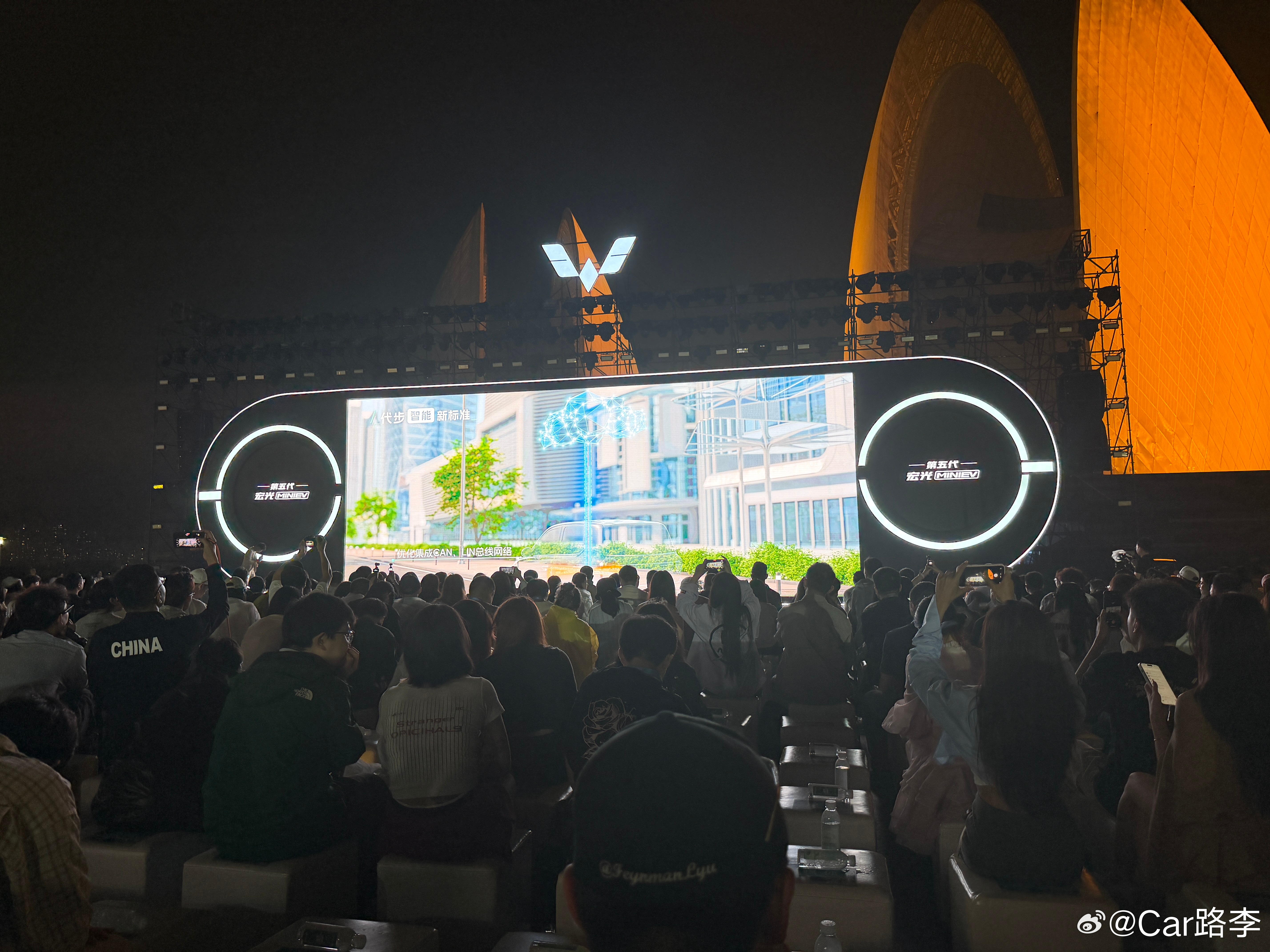 笑鼠突然发现五菱宏光MINIEV发布会现场的屏幕布置和装饰就是MINIEV的前脸