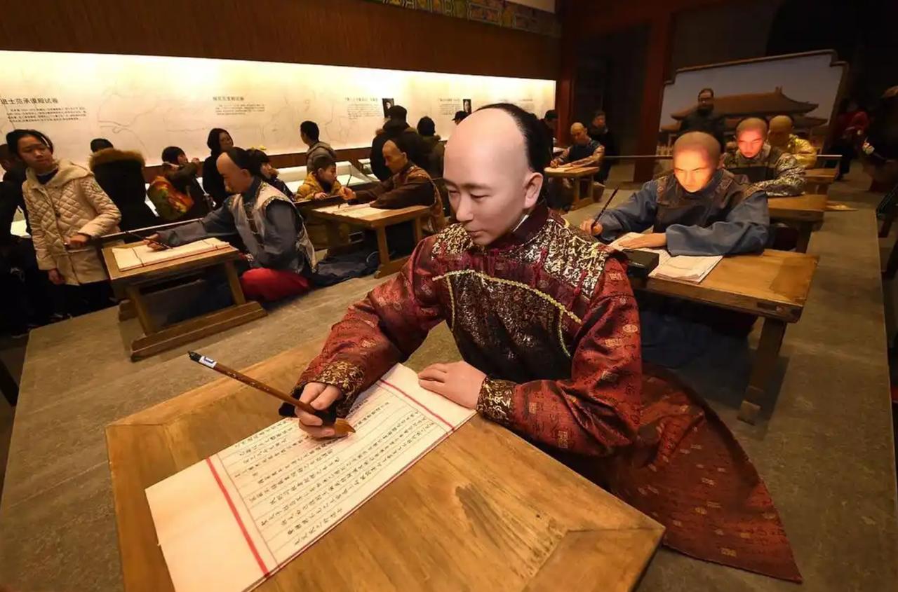 古代秀才相当于什么学历？考中秀才后，又能够获得哪些实质性好处呢？

 
在古代中