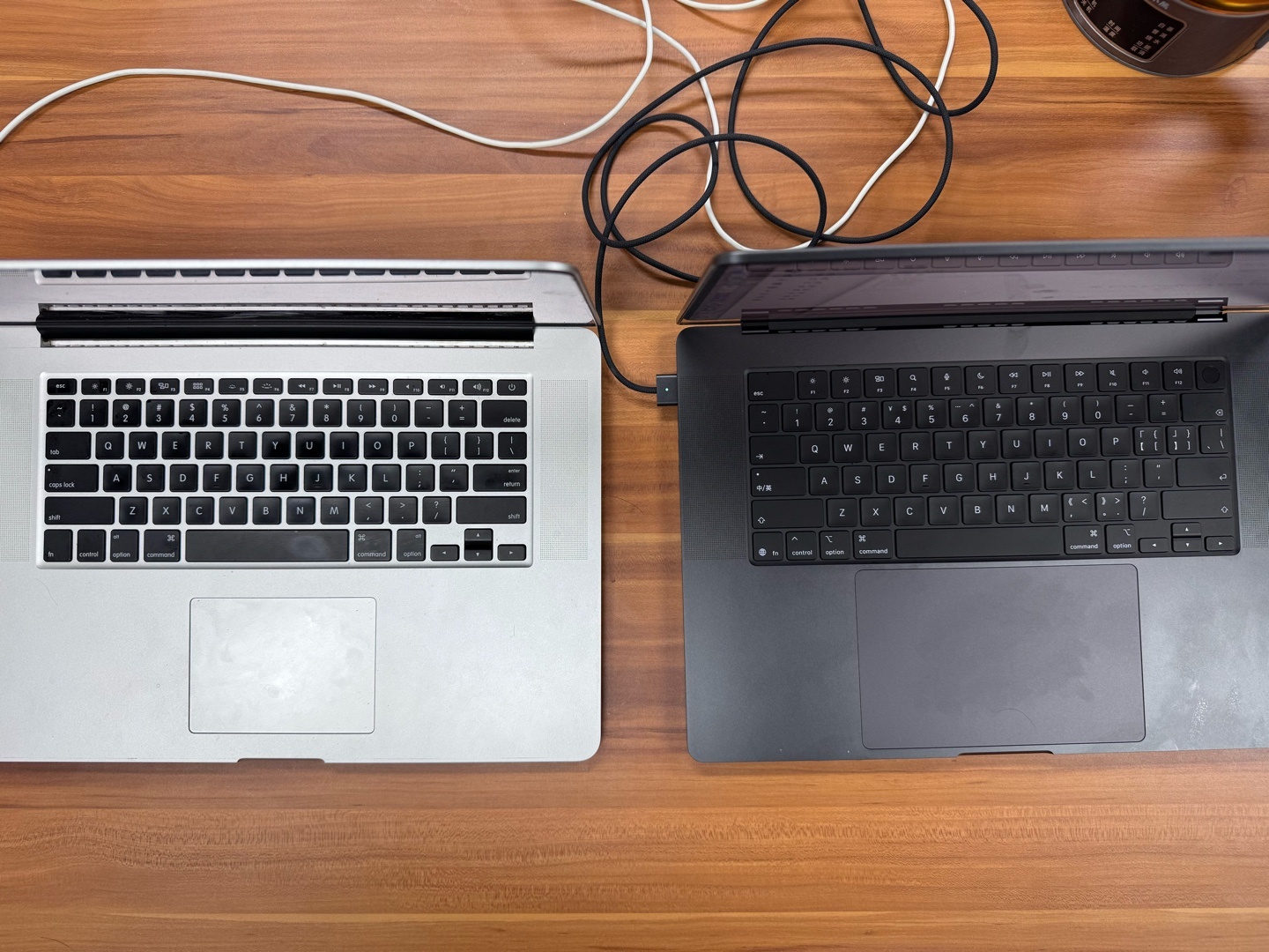 左边是朋友用了超过十年的 2015 款 MacBook Pro，右边是他新买的 