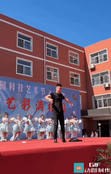 校园艺术节名场面引争议
 
好好的校园艺术节，本是一群小朋友发光圆梦的专属舞台。
