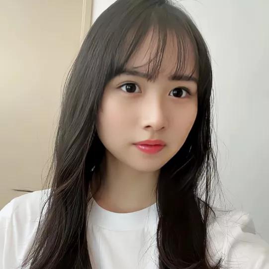 温柔的长发少女，白色上衣，甜美微笑