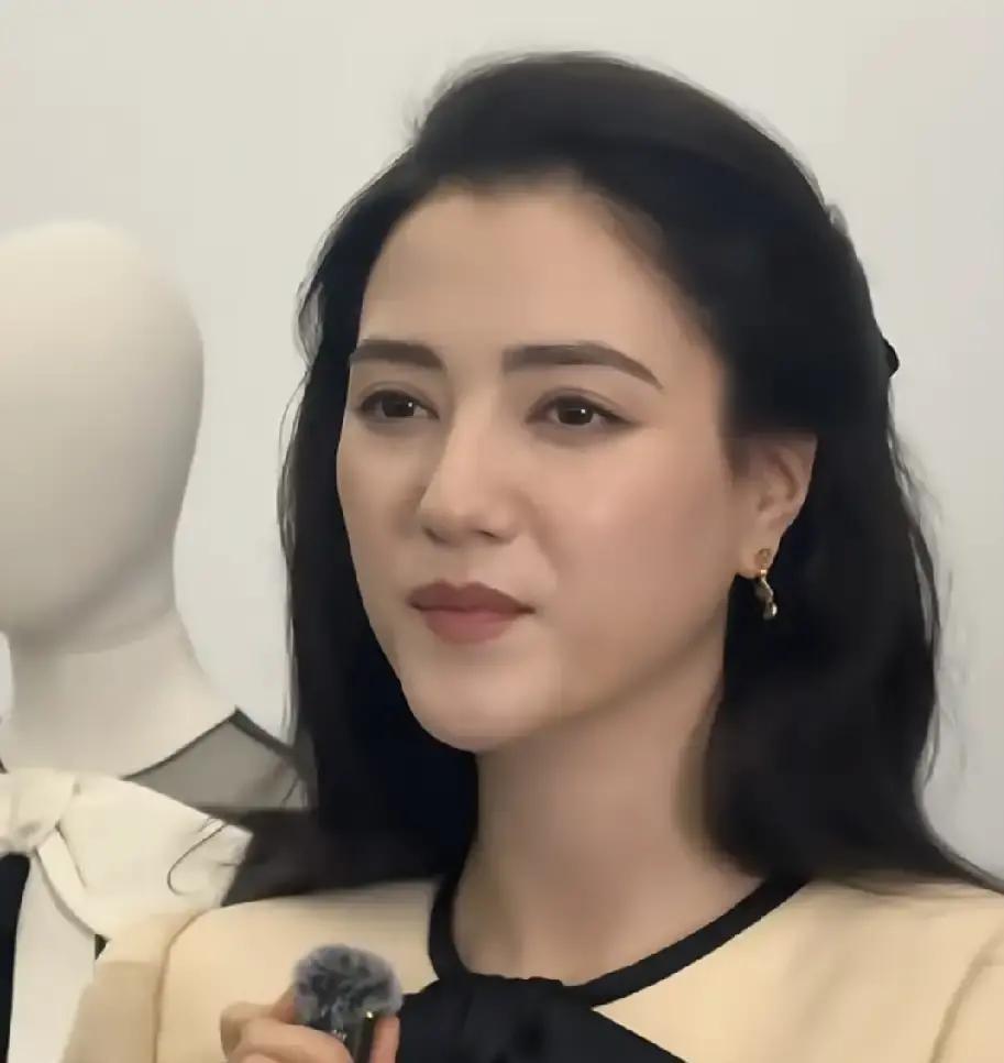 娜然进组《封神》时21岁，之后的六年时间里，她没有接任何公开商业代言，没发过一条