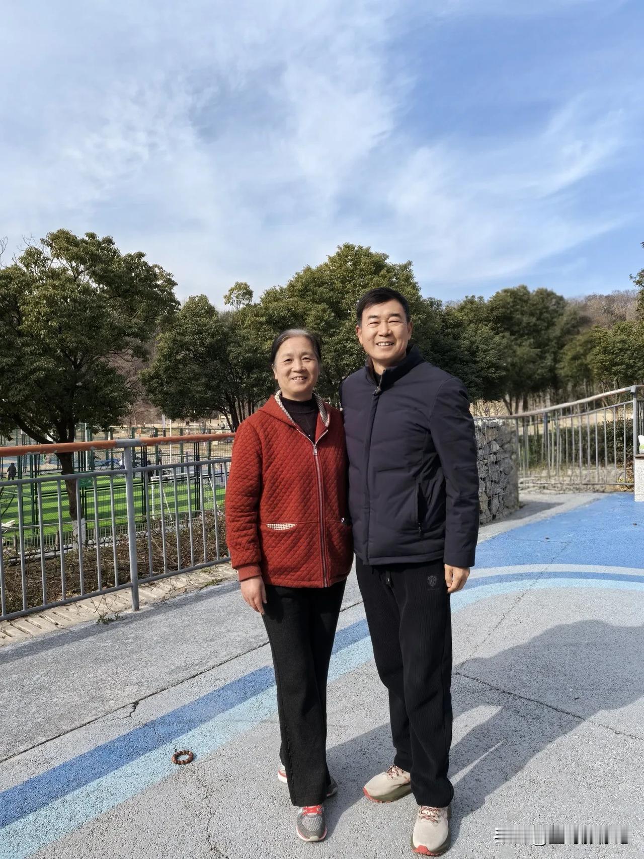 腊八节的时候，我们这儿喝完腊八粥，就去龙王山晒太阳了。结果呢，碰到几个女士正在拍