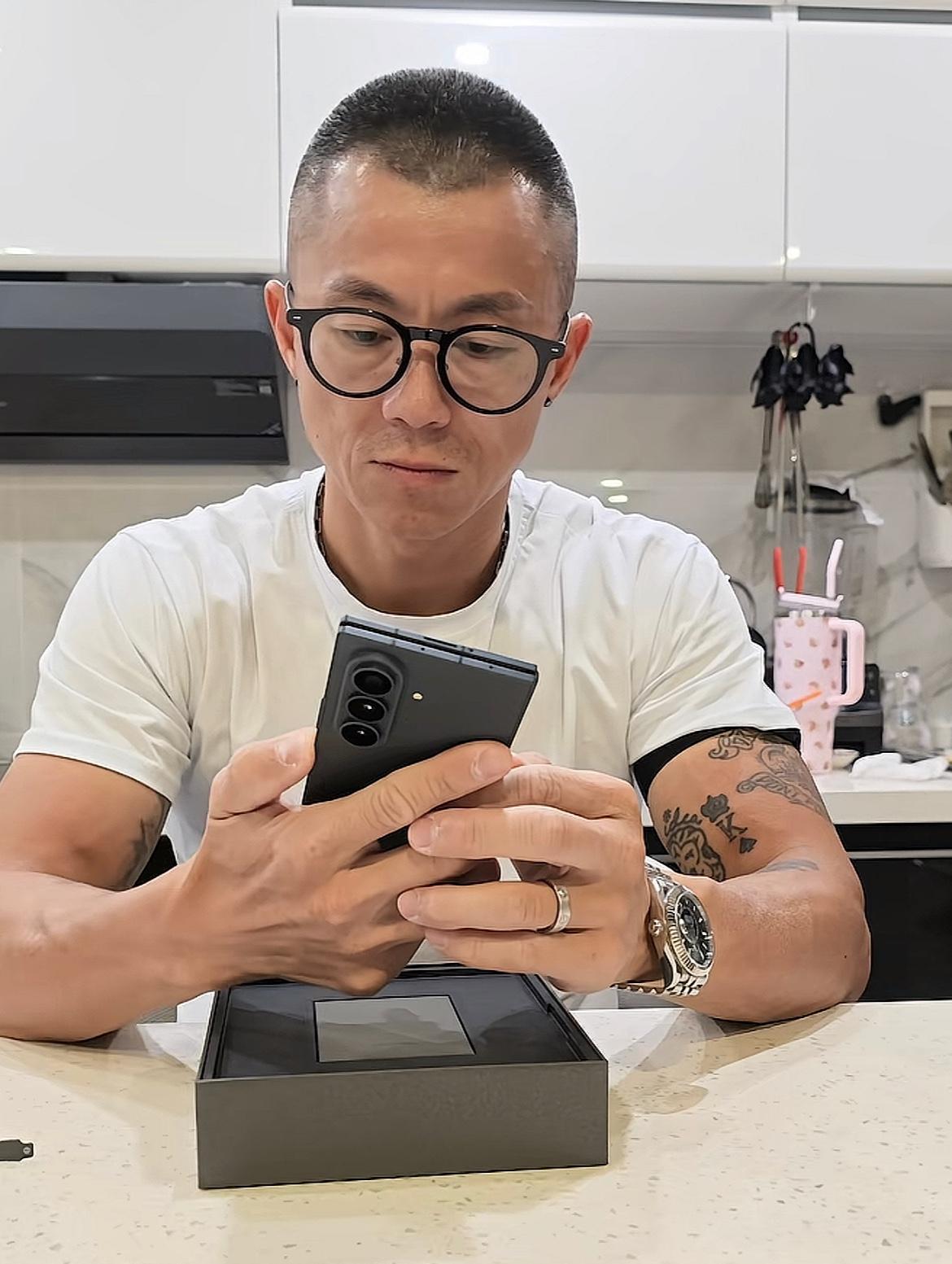 陈震又收到新手机的广告了，这才多长时间啊，还是个折叠屏，我是真想要这个手机，可惜