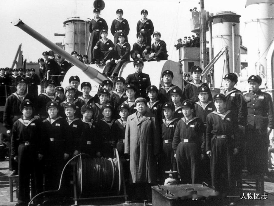 1953年2月毛主席与海军“洛阳”舰干部战士在舰上合影