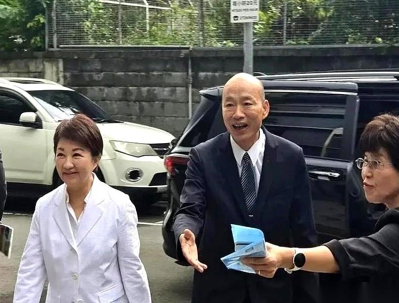 卓荣泰想上门拜访，递个话过去。
消息发出去，石沉大海。韩国瑜那边，已读，不回。