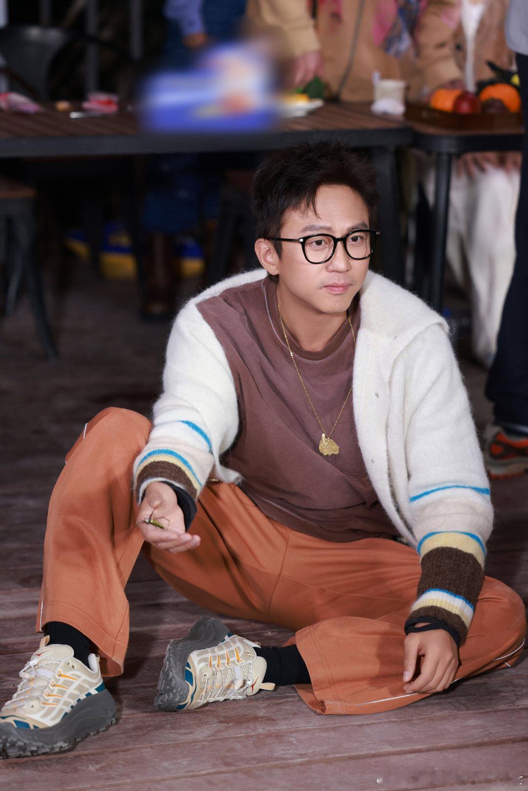 邓超看等等直播邓超看等等篮球赛直播 邓超录综艺间隙，专注地看等等篮球赛直播。差两