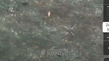 俄军士兵倒地装死被无人机击毙
俄军一名士兵发现乌军一架无人机来袭，聪明的脑袋灵光