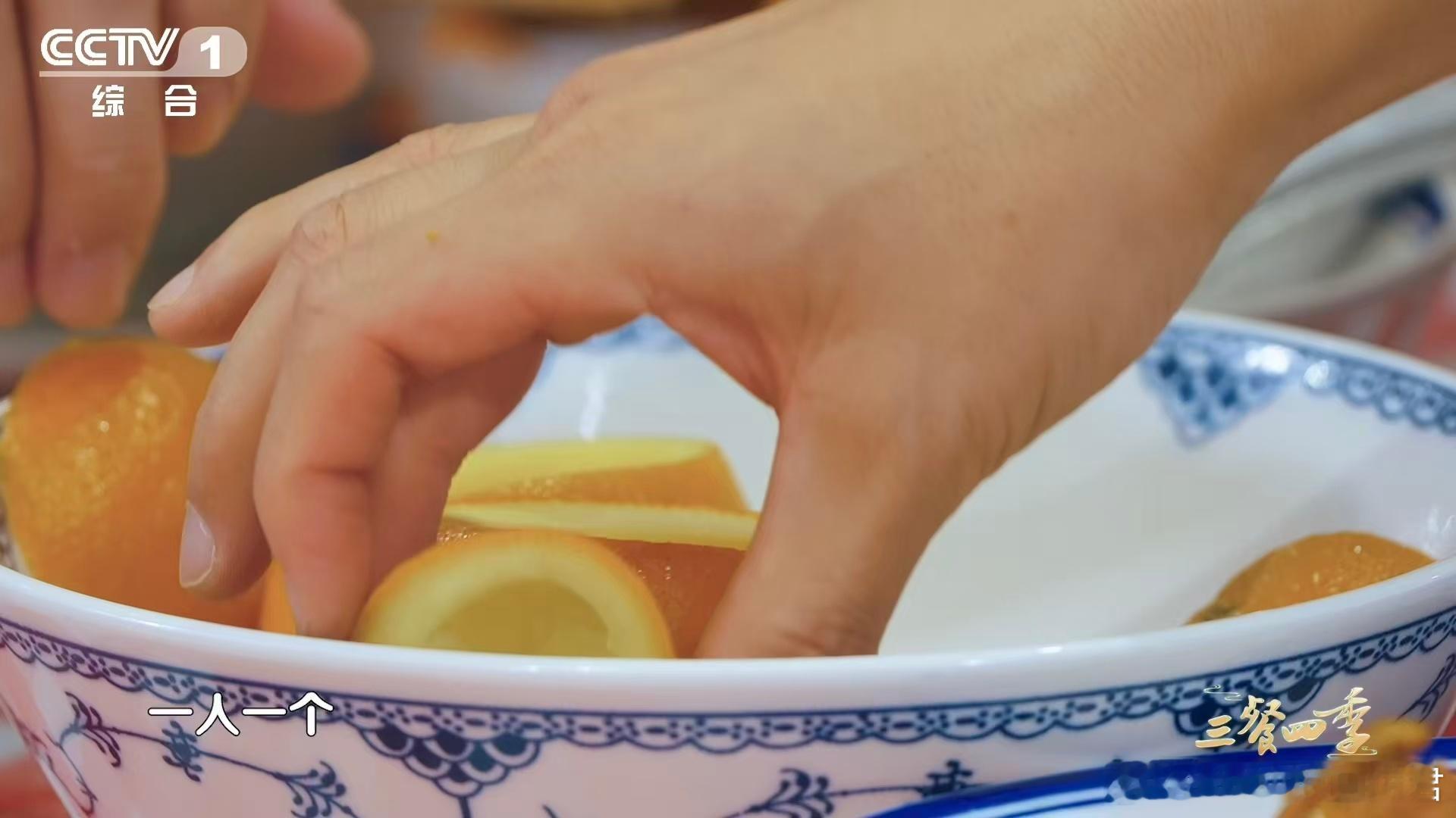 在赣州橙皮还能用来做碗 一颗橙子，在赣州能被吃出三种境界：果肉是鲜，果汁是爽，果