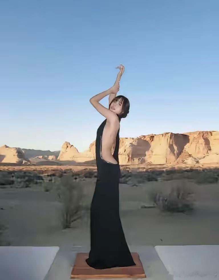 Lisa晒身材照又引争议，有人认为风格过于大胆，你们怎么觉得呢？ ​​​